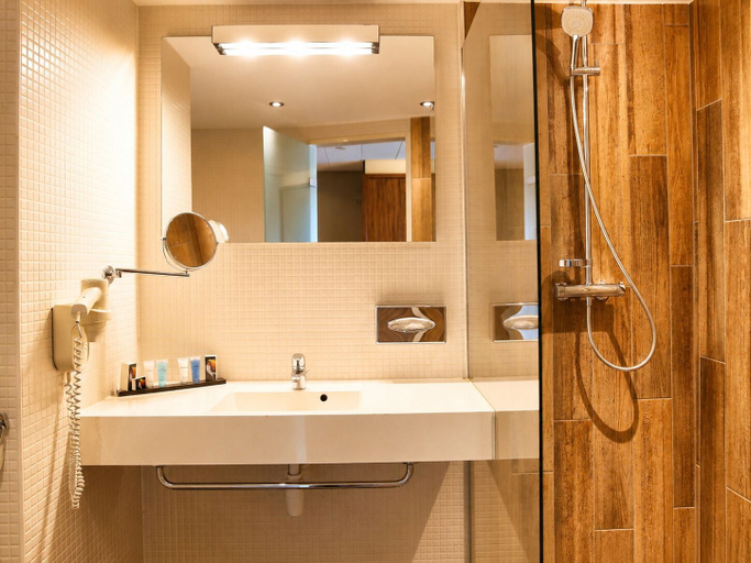 Bathroom 5, Van der Valk Hotel Rotterdam - Blijdorp, Rotterdam