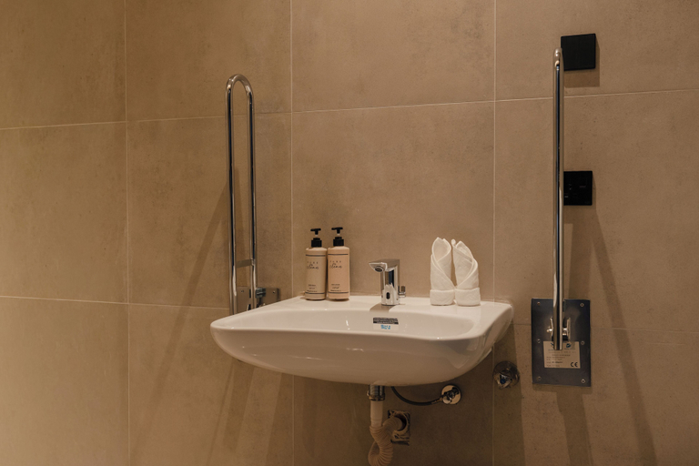 Bathroom 5, Howard Johnson by Wyndham Riyadh Al Nasiriyah, Riyadh