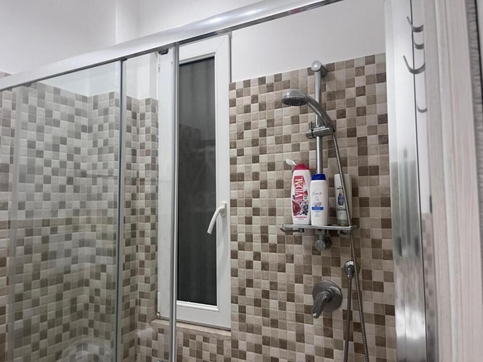Bathroom 4, Mira, Messina