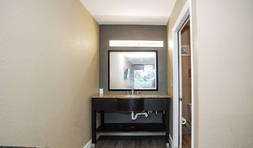 Bathroom 2, RiverCity inn, Duval