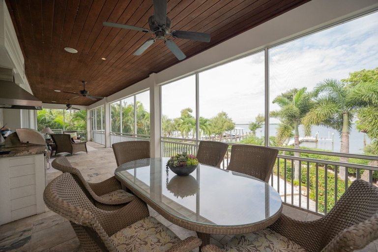 Outdoor dining 4, Dockside Darling 3 Bedroom Home by RedAwning, Manatee