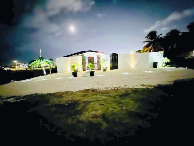 Exterior 4, Room-hideaway Layover # 2- by Zenbreak