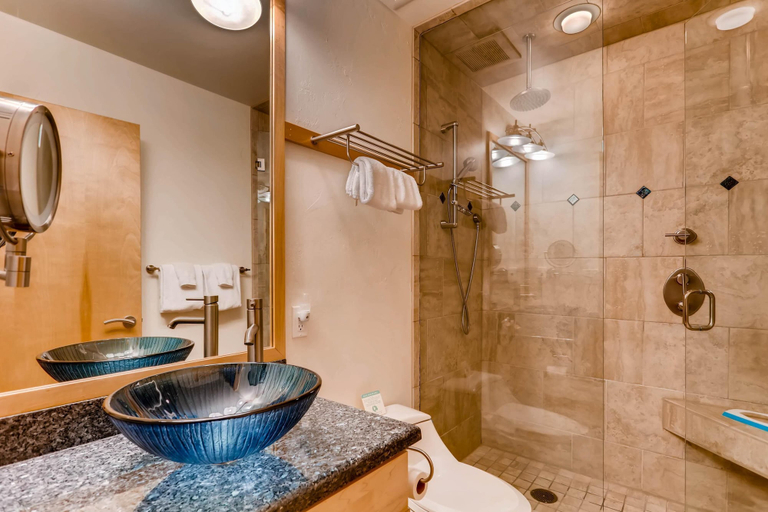 Bathroom 2, Tyrolean 5, 3BD Condo in Vail Village, Eagle