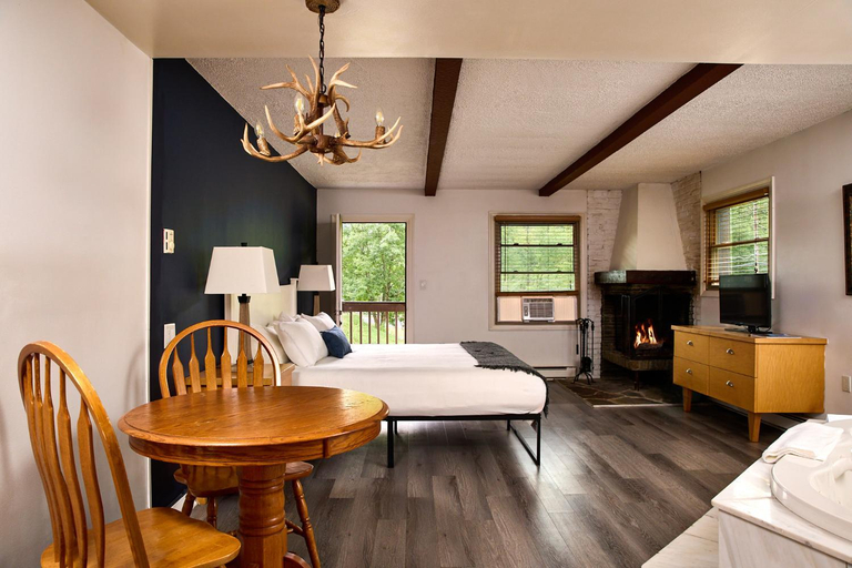 Bedroom, Catskill Seasons Inn, Ulster
