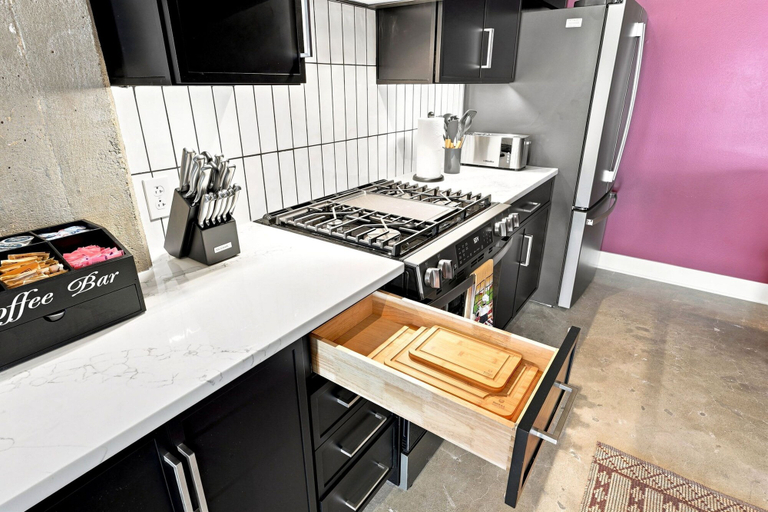 Room 5, Modern KC Crossroads Loft With Rooftop Bar and Spa, Kansas City