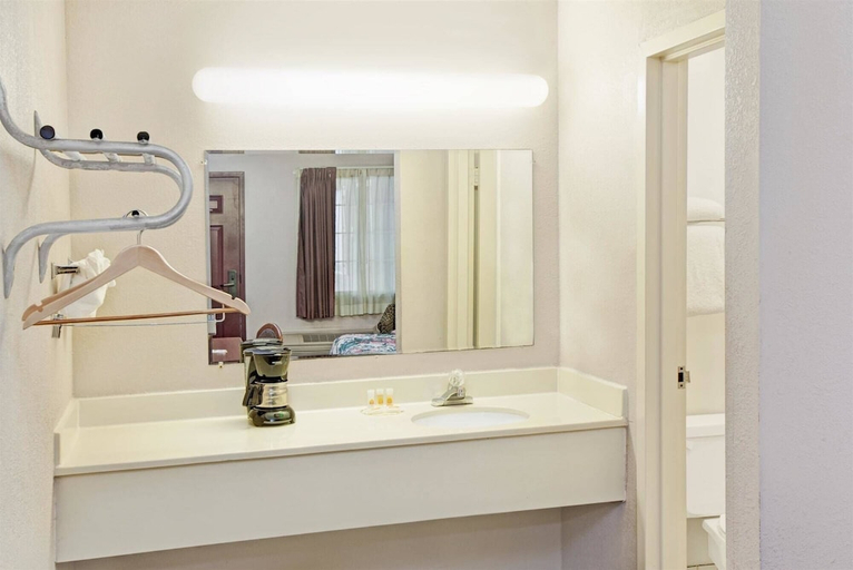 Bathroom 4, Motel 6 Alsip, IL, Cook