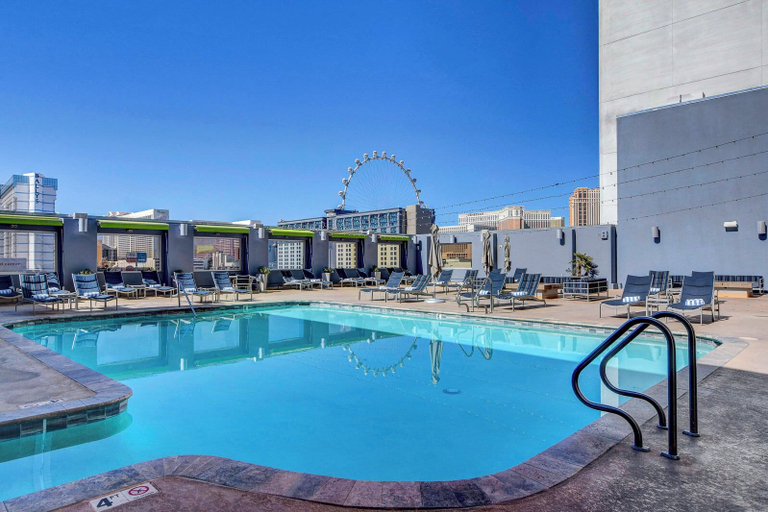 Pool 4, Executive Suite Balcony Platinum Hotel, Clark