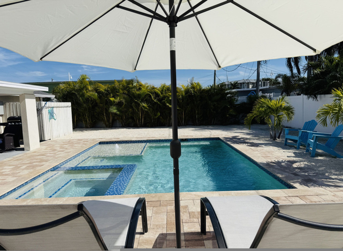Room 4, Castaway Cottage Beautiful Pool Spa Steps 2 Sand Restaurants Golf Cart Included, Manatee