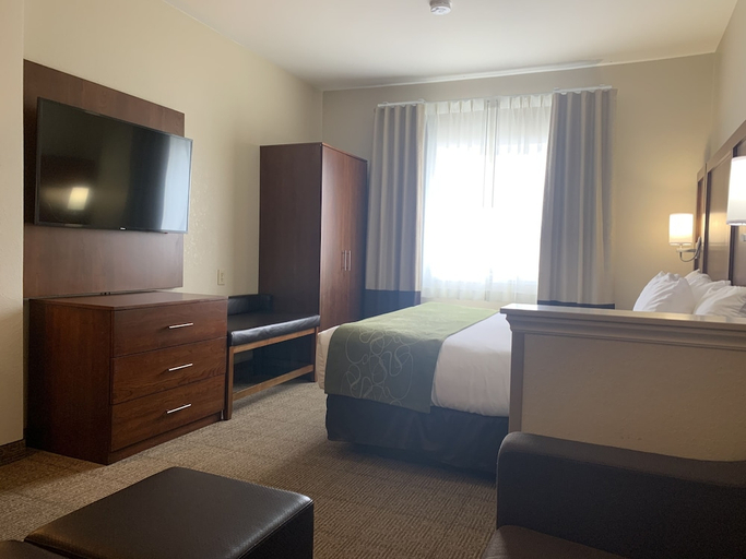 Bedroom 3, Comfort Suites Peoria I-74, Peoria