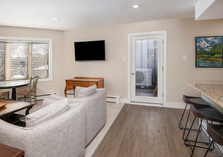 Living area 2, Westwind 203 1BD Platinum Condo in Lionshead Village With A/C, Eagle