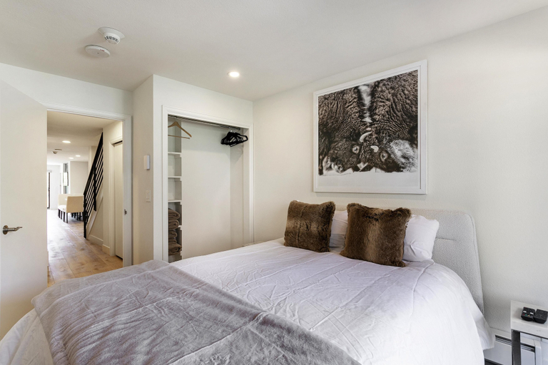 Room 5, Seasons at Avon 228, 3bd, 3BA Condo, Eagle