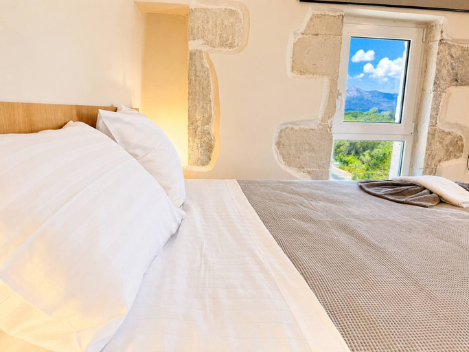 Room 4, Fragkios Archontiko, 12 min to Beach 2BD 4PL 1BA, Crete