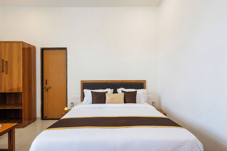 Room 5, ELIVAAS Signature Hiara Rudraksha 6BHK, Udaipur