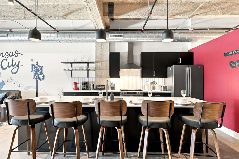 Room 4, Modern KC Crossroads Loft With Rooftop Bar and Spa, Kansas City