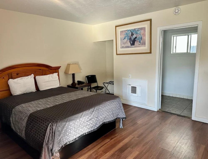 Bedroom 2, Lone Pine Motel, Humboldt