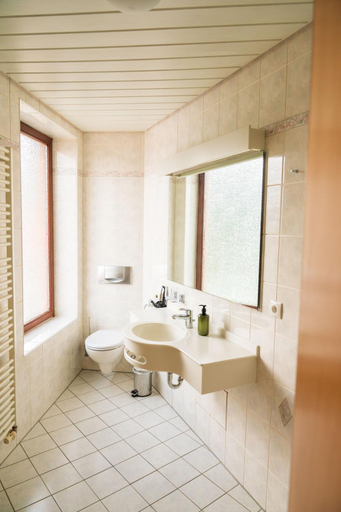 Bathroom 5, Hotel Restaurant St. Germanshof, Südwestpfalz