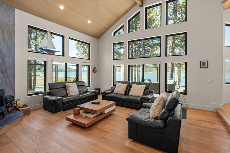 Living area 5, Emerald Lakefront Chalet, San Bernardino