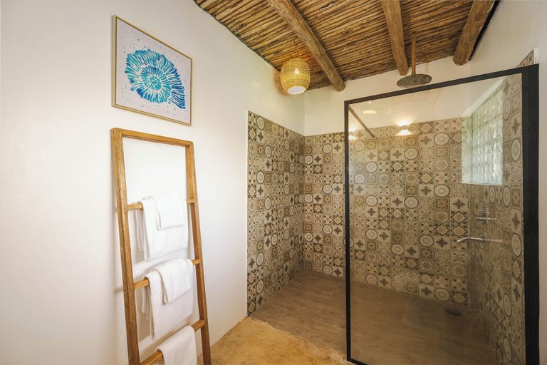 Bathroom 4, Zanbluu Beach Hotel, Kaskazini 'B'