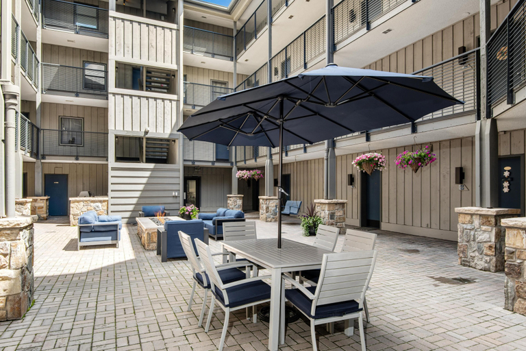 Outdoor dining 4, Westwind 208b Hotel Room in Lionshead Village, Eagle