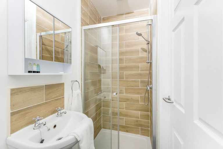 Room 4, Stylish 5 Bed Flat in Thornaby Ideal for Groups, Stockton-on-Tees