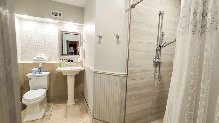 Bathroom 5, Felwerk - Dual Studio Stay, Comal