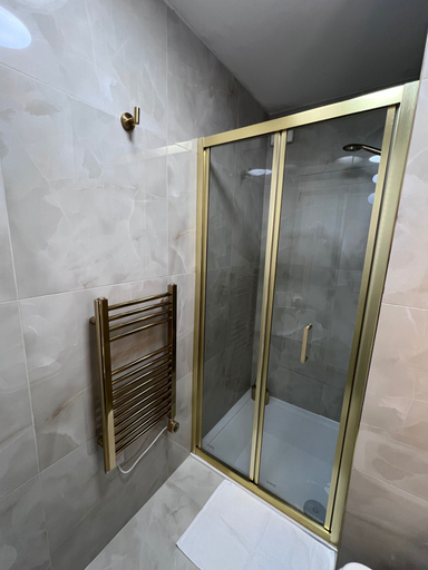 Bathroom 4, Luxury Apartment Smart tv - Sofa bed, Kirklees