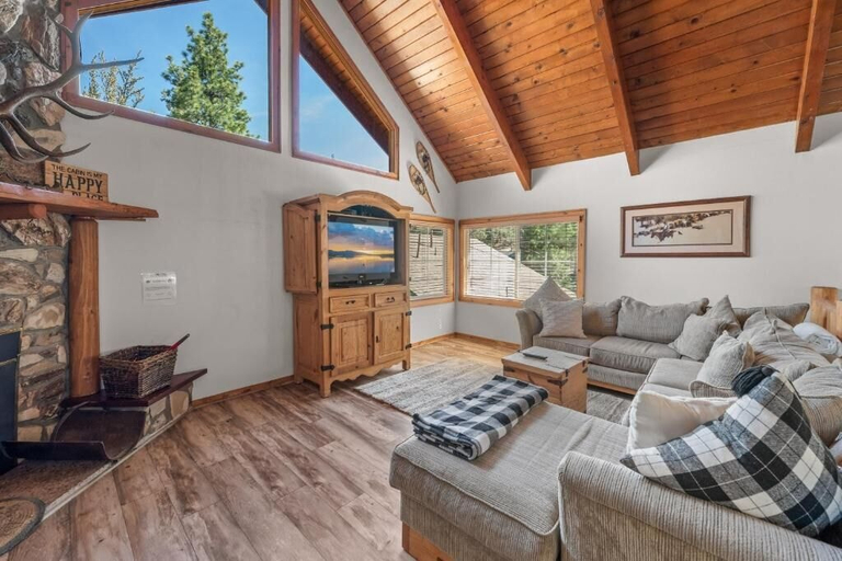 Living area 2, The Calming Pines Cabin, San Bernardino