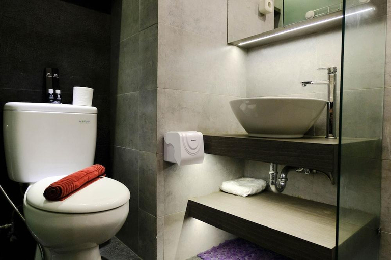 Bathroom 3, Homey 1Br At Apartment Parahyangan Residence, Bandung