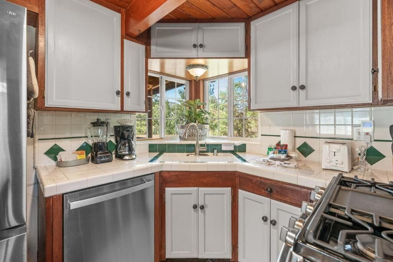 Private kitchen 4, The Calming Pines Cabin, San Bernardino
