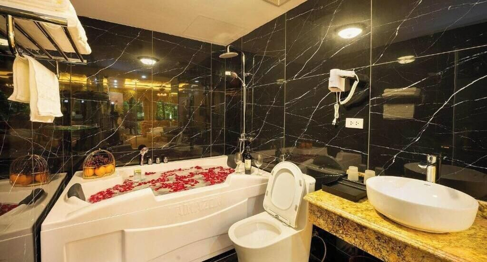 Bathroom, King's hotel Nguyen Thi Dinh, Cầu Giấy