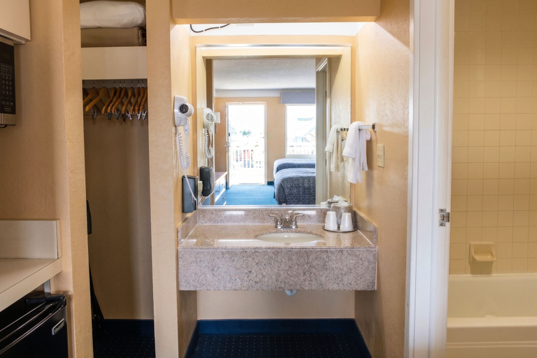 Bathroom 5, Hatteras Island Inn, Dare