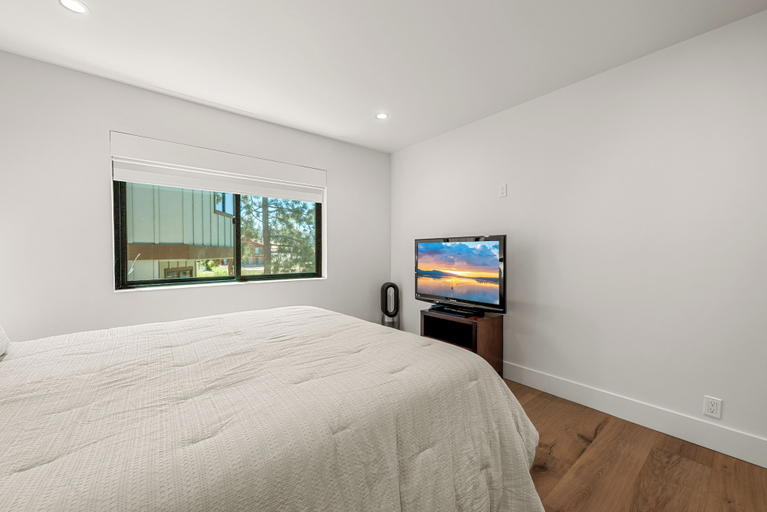 Room 4, Emerald Lakefront Chalet, San Bernardino