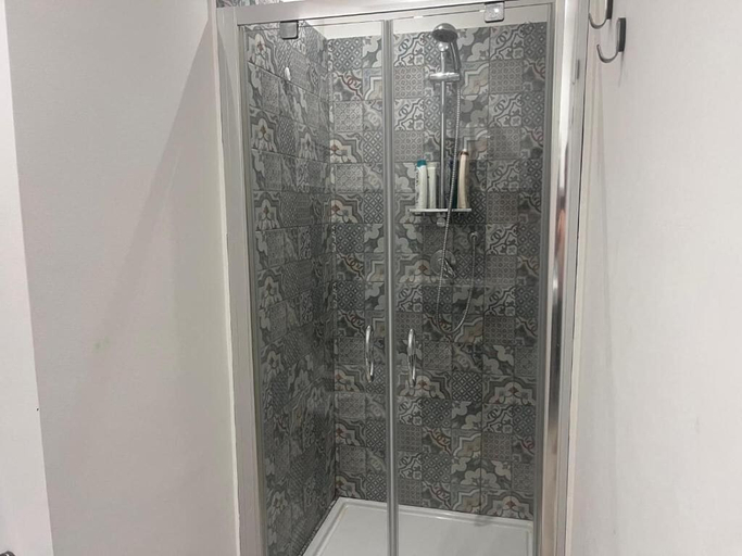 Bathroom 5, Mira, Messina