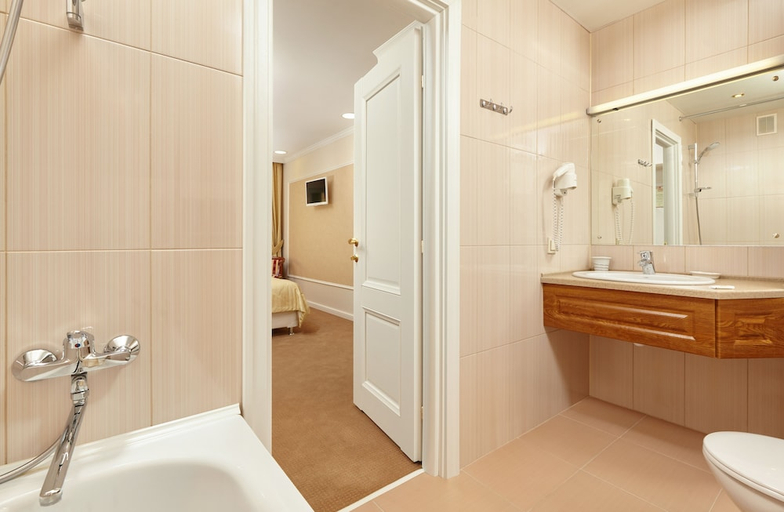 Bathroom 3, Oktyabrskaya Hotel, Borskiy rayon