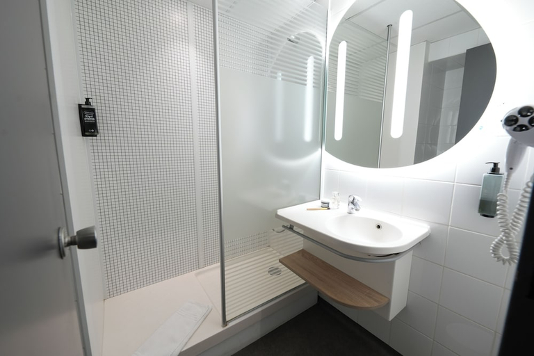 Bathroom 3, Ibis Budget Marseille Vieux-Port, Bouches-du-Rhône