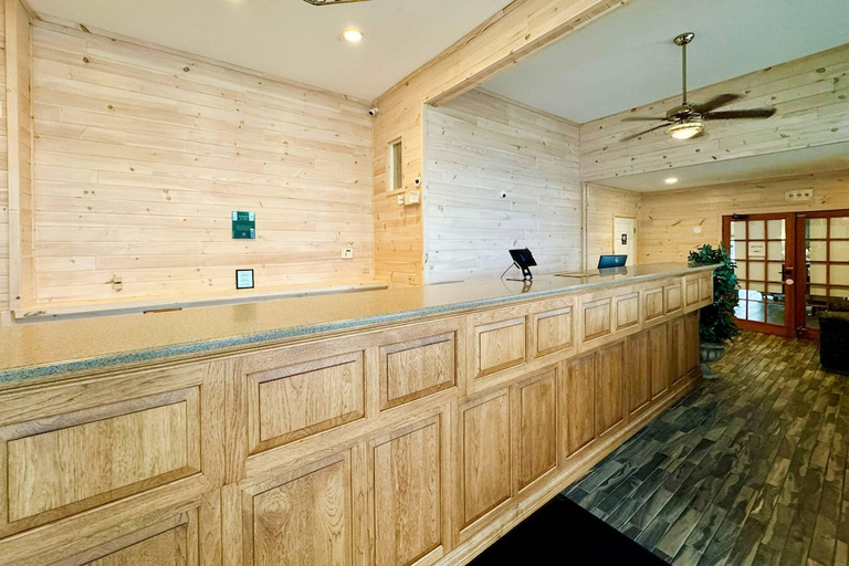 Public Area 2, Quality Inn & Suites Mackinaw City Beachfront, Cheboygan