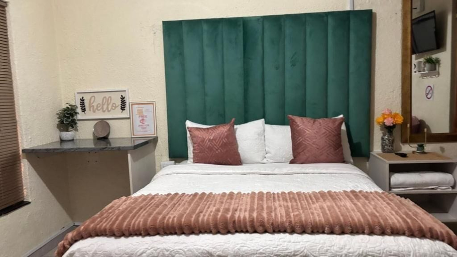 Room 5, Aneiwa Airport Lodge, Ekurhuleni