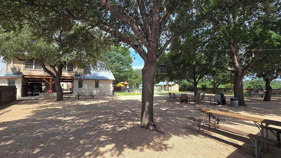 Outdoor dining 2, Utopia Gruene Cottages, Comal