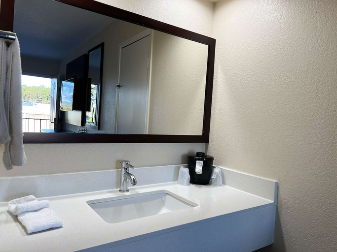 Bathroom, Motel 6 Hattiesburg, MS, Forrest
