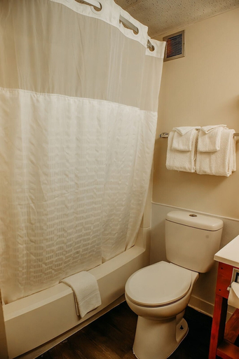 Bathroom 4, Country Garden & Suites, Franklin