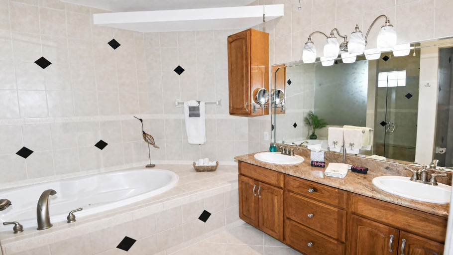Room 5, Almare Gulf Access Pool Spa Boat Dock, Lee