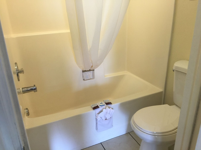 Bathroom 4, Rodeway Inn Hurricane - Zion National Park Area, Washington