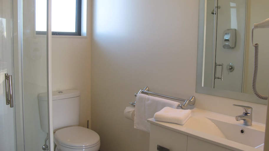 Bathroom 3, Pegasus Gateway Motels and Apartments, Waimakariri