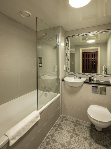 Bathroom, Treacys Oakwood Hotel