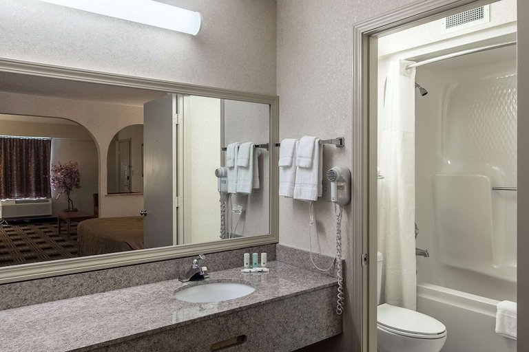 Bathroom 4, Quality Inn Oakwood - Gainesville, Hall