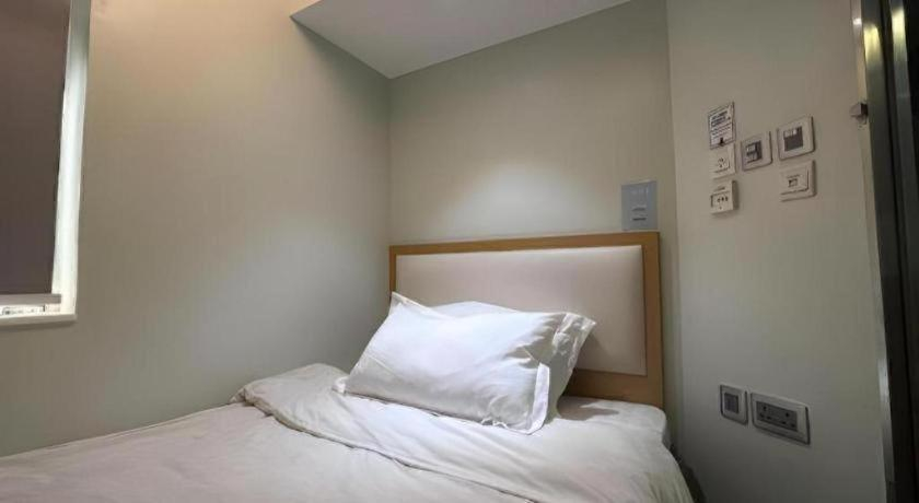 Bedroom 2, I-Hotel, Kowloon