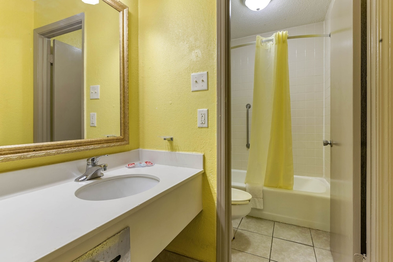 Bathroom 3, Econo lodge Douglas, Coffee