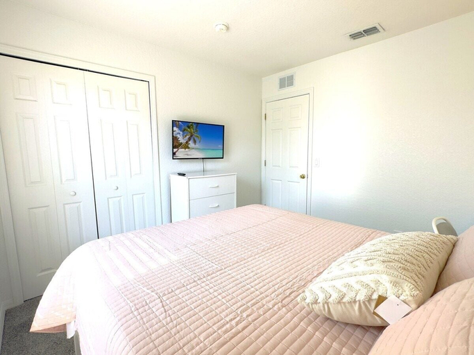 Room 3, Modern 4BR Home in Regal Palms Resort Near Disney, Polk