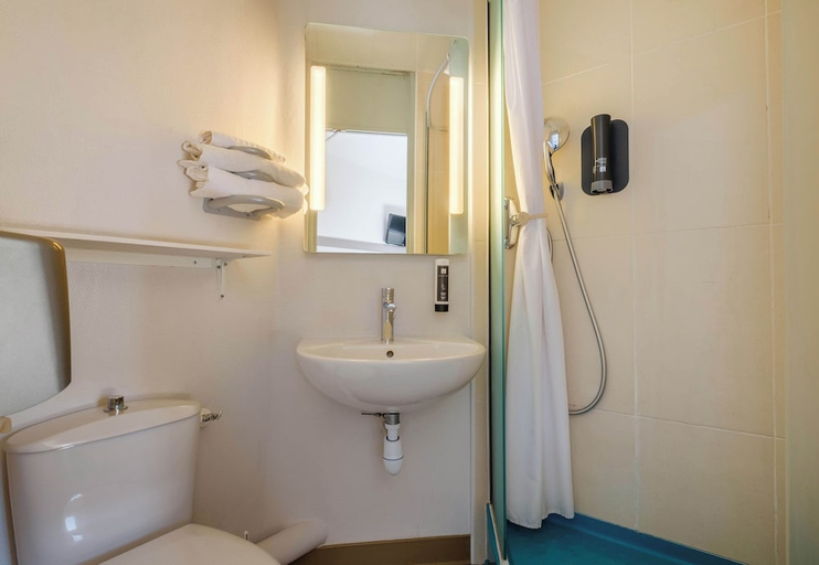 Bathroom 3, B&B HOTEL Villeneuve-Loubet Plage, Alpes-Maritimes