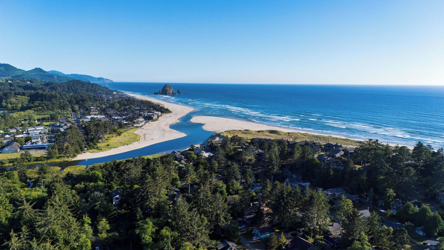 Interior 4, Salt & Spruce by Avantstay Cannon Beach Retreat + Treetop Deck + Walk To Beach + Haystack Rock, Clatsop